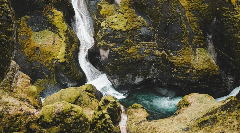 Tablou Canvas, "Cascada ascunsă în munți verzi", Cascade, Stânci, Mușchi, Apă, Frumusețe, Natură, Verde, Sălbatic, Peisaj, Serpentină, 90 x 50 cm – poza 2