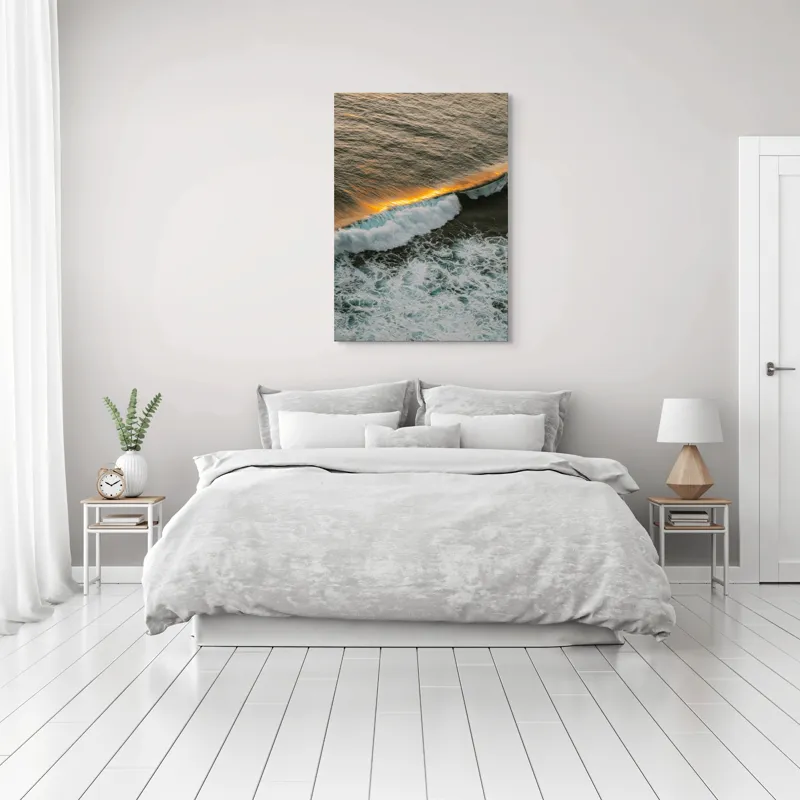 Tablou Canvas, "Îmbrățișarea apusului pe valuri", Valuri, Apus, Aur, Spumă, Mare, Lumină, Reflexie, Ocean, Natură, Calm, 70 x 100 cm – poza 3