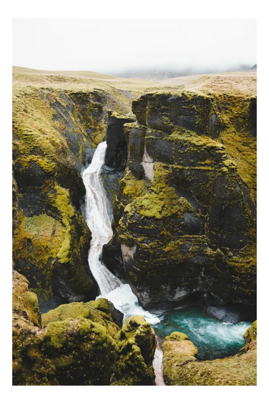 Tablou Canvas, "Cascada ascunsă în peisaj stâncos", Cascadă, Stânci, Mușchi, Apă, Peisaj, Natural, Verde, Curgere, Cădere, 100 x 100 cm