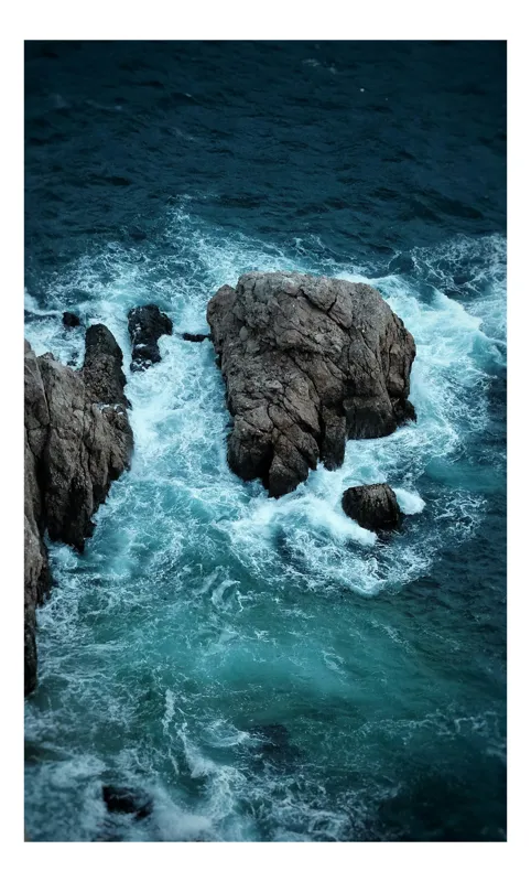 Tablou Canvas, "Valurile îmbrățișând stâncile sălbatice", Vâluri, Stânci, Albastru, Spumă, Ocean, Natură, Ploaie, Apă, Înfiorător, Liniște, 100 x 150 cm