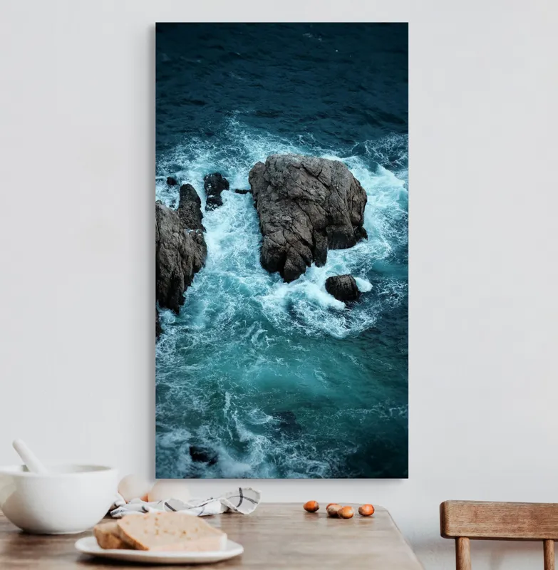 Tablou Canvas, "Valurile îmbrățișând stâncile sălbatice", Vâluri, Stânci, Albastru, Spumă, Ocean, Natură, Ploaie, Apă, Înfiorător, Liniște, 50 x 90 cm – poza 3