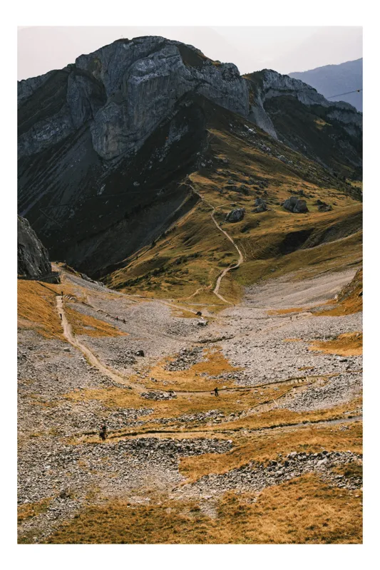 Tablou Canvas, "Cărare montană sub cer senin", Munți, Potecă, Piatră, Vegetație, Cer, Aventură, Natură, Peisaj, Drumeție, Liniște, 70 x 100 cm