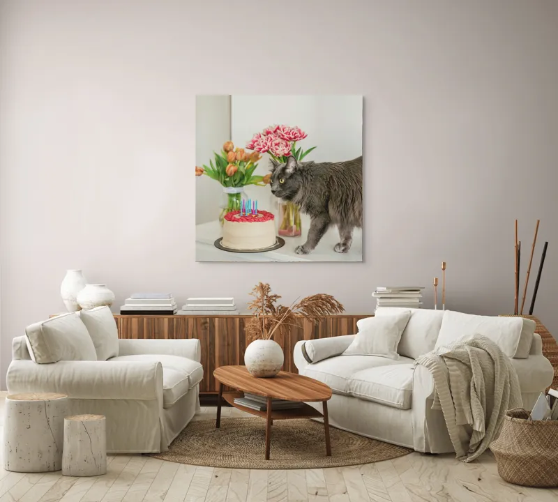Tablou Canvas, "Pisica curioasă și tortul aniversar", Pisică, Tort, Flori, Lumanari, Mobilă, Felicitare, Sărbătoare, Decor., 100 x 100 cm – poza 3