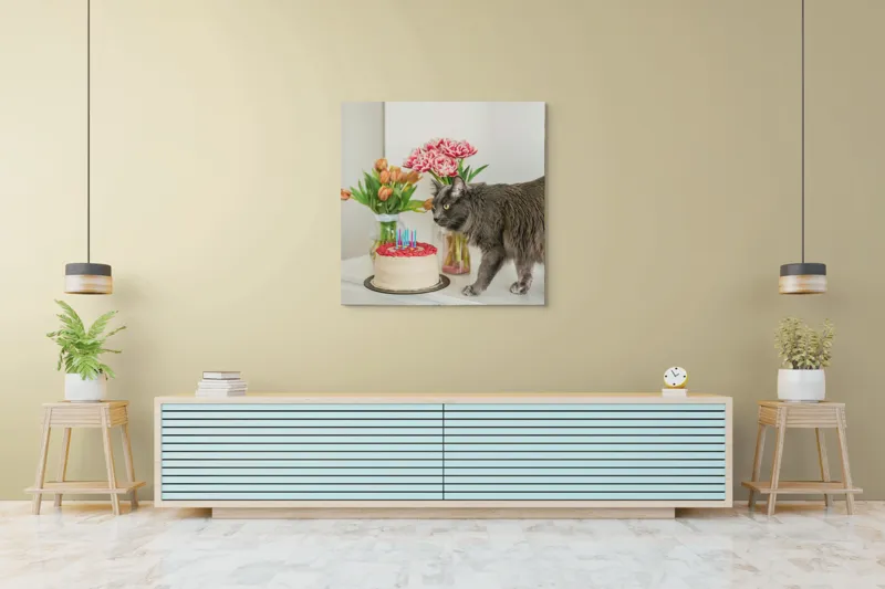 Tablou Canvas, "Pisica curioasă și tortul aniversar", Pisică, Tort, Flori, Lumanari, Mobilă, Felicitare, Sărbătoare, Decor., 100 x 100 cm – poza 5