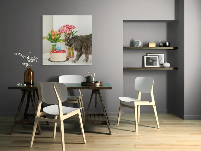 Tablou Canvas, "Pisica curioasă și tortul aniversar", Pisică, Tort, Flori, Lumanari, Mobilă, Felicitare, Sărbătoare, Decor., 100 x 100 cm – poza 6