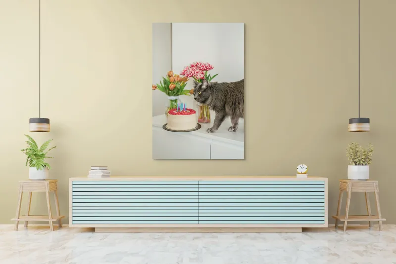 Tablou Canvas, "Pisica curioasă și tortul aniversar", Pisică, Tort, Flori, Lumanari, Mobilă, Felicitare, Sărbătoare, Decor., 100 x 150 cm – poza 4