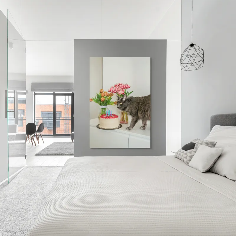 Tablou Canvas, "Pisica curioasă și tortul aniversar", Pisică, Tort, Flori, Lumanari, Mobilă, Felicitare, Sărbătoare, Decor., 100 x 150 cm – poza 5