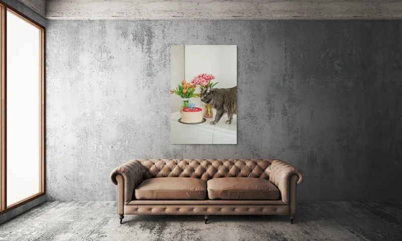 Tablou Canvas, "Pisica curioasă și tortul aniversar", Pisică, Tort, Flori, Lumanari, Mobilă, Felicitare, Sărbătoare, Decor., 100 x 150 cm – poza 6