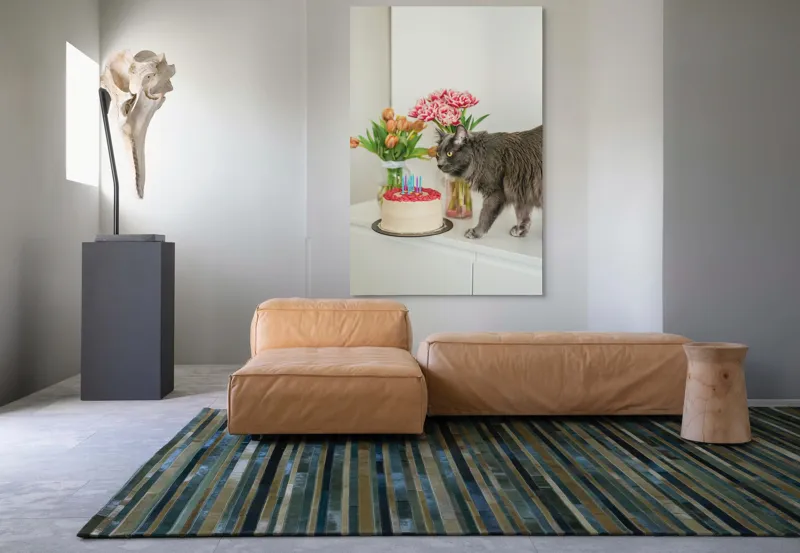 Tablou Canvas, "Pisica curioasă și tortul aniversar", Pisică, Tort, Flori, Lumanari, Mobilă, Felicitare, Sărbătoare, Decor., 100 x 150 cm – poza 7