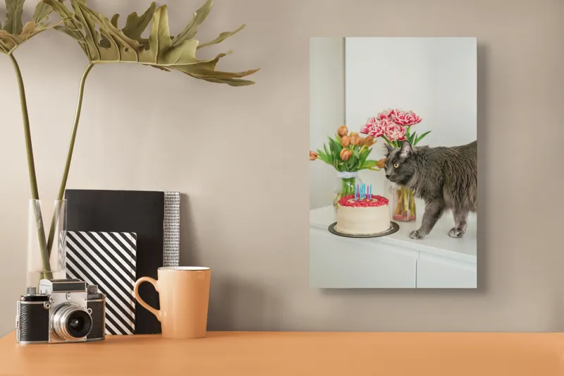 Tablou Canvas, "Pisica curioasă și tortul aniversar", Pisică, Tort, Flori, Lumanari, Mobilă, Felicitare, Sărbătoare, Decor., 26 x 39 cm – poza 3