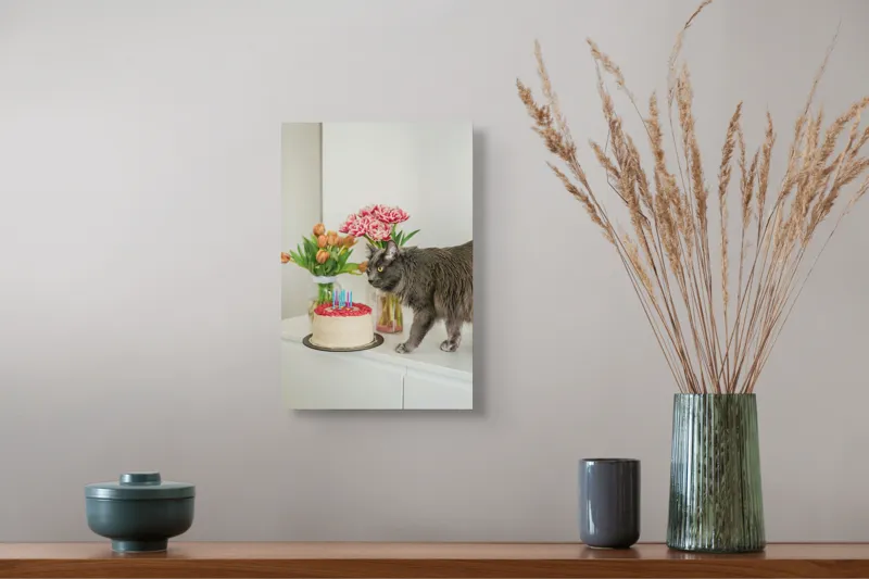 Tablou Canvas, "Pisica curioasă și tortul aniversar", Pisică, Tort, Flori, Lumanari, Mobilă, Felicitare, Sărbătoare, Decor., 26 x 39 cm – poza 5