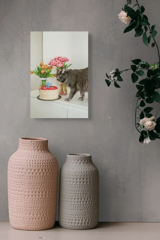 Tablou Canvas, "Pisica curioasă și tortul aniversar", Pisică, Tort, Flori, Lumanari, Mobilă, Felicitare, Sărbătoare, Decor., 26 x 39 cm – poza 6