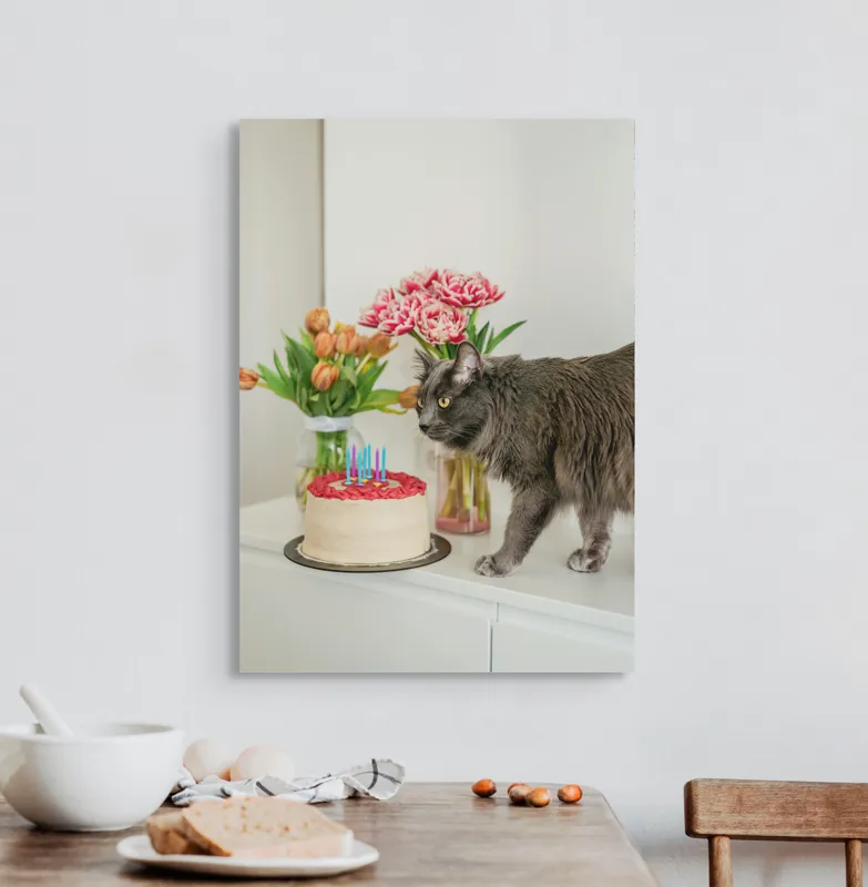 Tablou Canvas, "Pisica curioasă și tortul aniversar", Pisică, Tort, Flori, Lumanari, Mobilă, Felicitare, Sărbătoare, Decor., 50 x 70 cm – poza 3