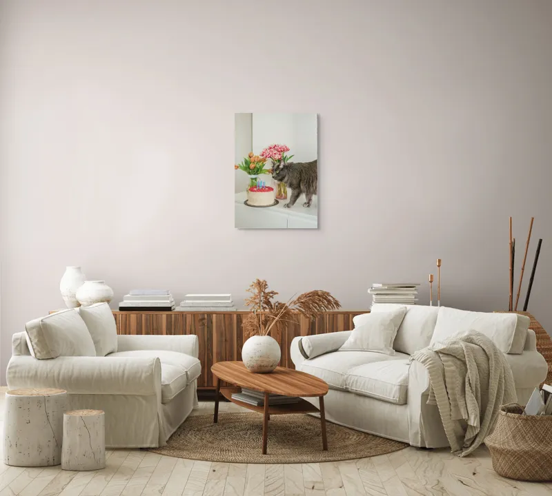 Tablou Canvas, "Pisica curioasă și tortul aniversar", Pisică, Tort, Flori, Lumanari, Mobilă, Felicitare, Sărbătoare, Decor., 50 x 70 cm – poza 4