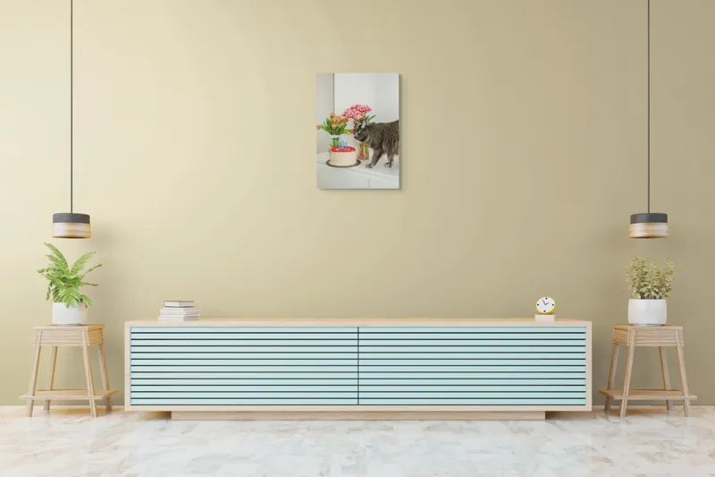 Tablou Canvas, "Pisica curioasă și tortul aniversar", Pisică, Tort, Flori, Lumanari, Mobilă, Felicitare, Sărbătoare, Decor., 50 x 70 cm – poza 6