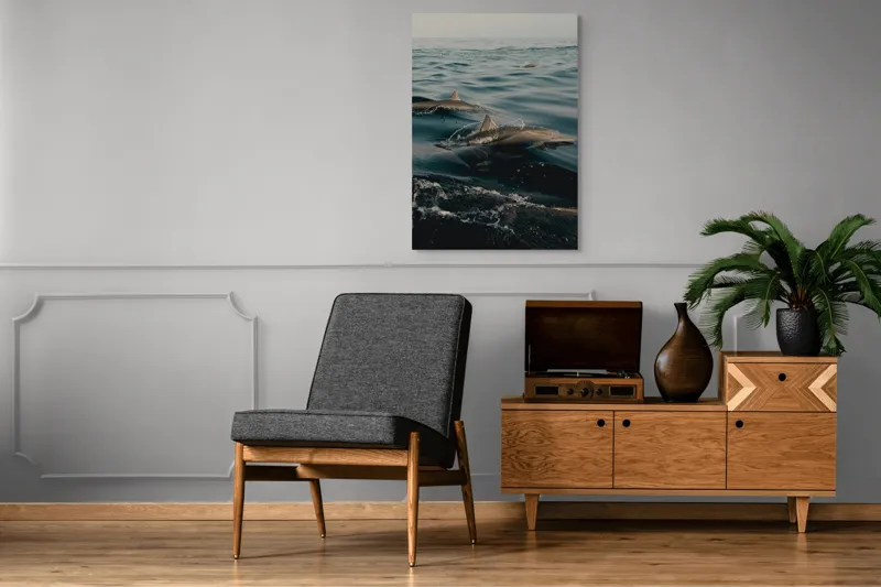 Tablou Canvas, "Dansul grațios al delfinilor liberi", Valuri, Delfini, Ocean, Calm, Reflexii, Pacific, Mișcare, Serenitate, 70 x 100 cm – poza 6