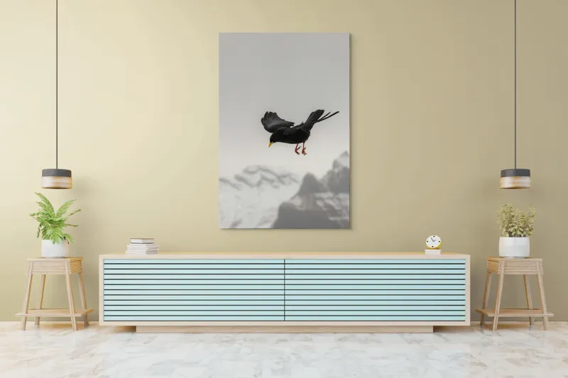 Tablou Canvas, "Cioara în zbor peste munți înghețați", Pasăre, Zbor, Vârfuri, Munți, Cer, Negru, Gri, Peisaj, 100 x 150 cm – poza 4