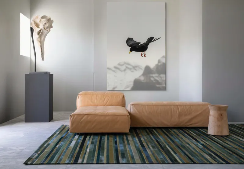 Tablou Canvas, "Cioara în zbor peste munți înghețați", Pasăre, Zbor, Vârfuri, Munți, Cer, Negru, Gri, Peisaj, 100 x 150 cm – poza 7