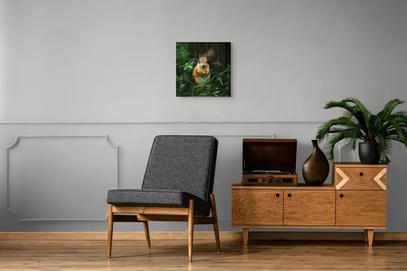 Tablou Canvas, "Veverița timidă printre frunze verzi", Veveriță, Iarbă, Copac, Vegetație, Ochi, Urechiușe, Nisip, Blană, Coadă, Mediul Înconjurător, 50 x 50 cm – poza 6