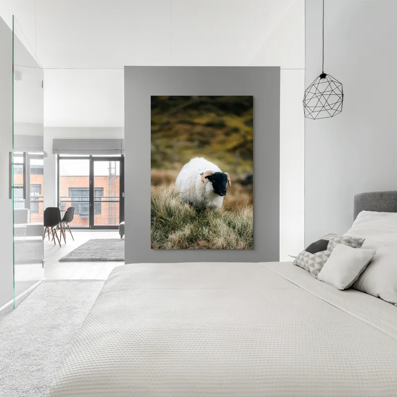Tablou Canvas, "Oaia singuratică pe deal verde", Oaie, Blană, Coarne, Pajiște, Natură, Verde, Calm, Peisaj, 100 x 150 cm – poza 5