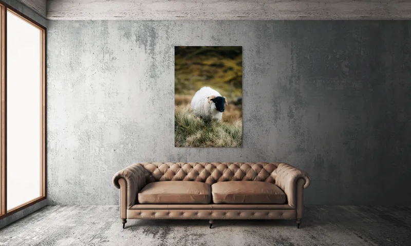 Tablou Canvas, "Oaia singuratică pe deal verde", Oaie, Blană, Coarne, Pajiște, Natură, Verde, Calm, Peisaj, 100 x 150 cm – poza 6