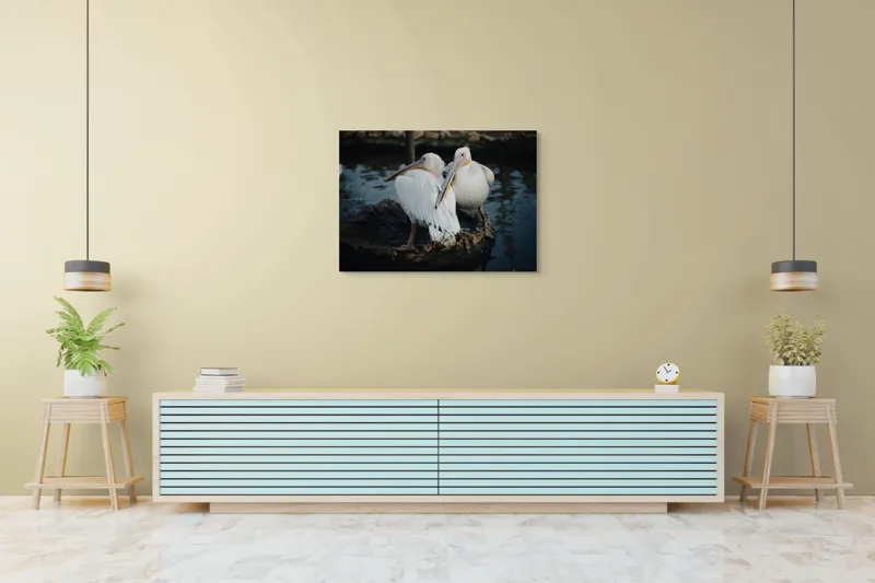 Tablou Canvas, "Pelicani în așteptarea apusului liniștit", Pelicani, Apă, Pene, Reflecție, Serenitate, Natură, Armonie, 100 x 70 cm – poza 4