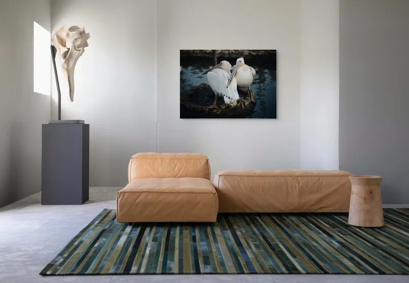Tablou Canvas, "Pelicani în așteptarea apusului liniștit", Pelicani, Apă, Pene, Reflecție, Serenitate, Natură, Armonie, 100 x 70 cm – poza 7