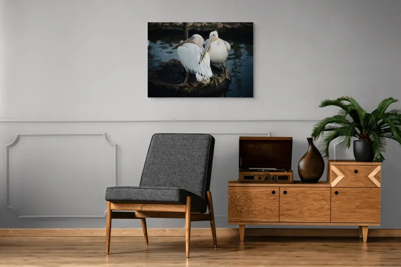 Tablou Canvas, "Pelicani în așteptarea apusului liniștit", Pelicani, Apă, Pene, Reflecție, Serenitate, Natură, Armonie, 100 x 70 cm – poza 8