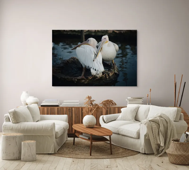 Tablou Canvas, "Pelicani în așteptarea apusului liniștit", Pelicani, Apă, Pene, Reflecție, Serenitate, Natură, Armonie, 150 x 100 cm – poza 3