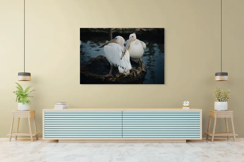 Tablou Canvas, "Pelicani în așteptarea apusului liniștit", Pelicani, Apă, Pene, Reflecție, Serenitate, Natură, Armonie, 150 x 100 cm – poza 6