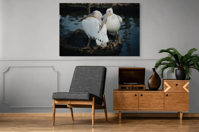 Tablou Canvas, "Pelicani în așteptarea apusului liniștit", Pelicani, Apă, Pene, Reflecție, Serenitate, Natură, Armonie, 150 x 100 cm – poza 8