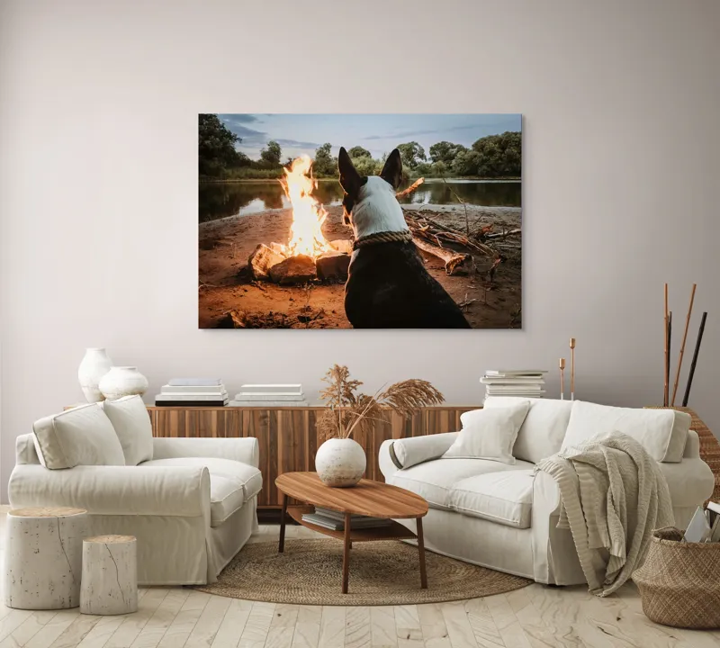 Tablou Canvas, "Câine privind focul de tabără", Câine, Foc, Noapte, Natură, Lumină, Râu, Copaci, Cer., 150 x 100 cm – poza 3