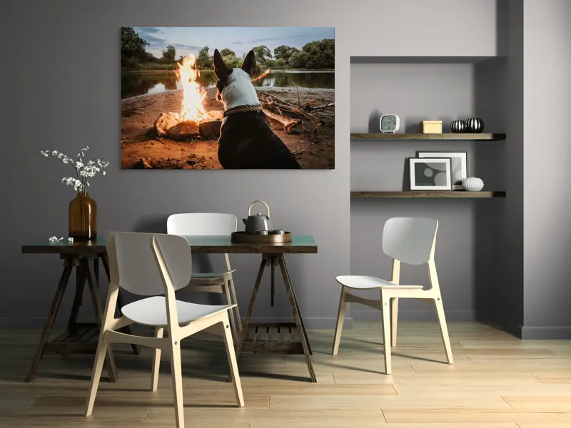 Tablou Canvas, "Câine privind focul de tabără", Câine, Foc, Noapte, Natură, Lumină, Râu, Copaci, Cer., 150 x 100 cm – poza 5