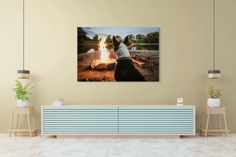 Tablou Canvas, "Câine privind focul de tabără", Câine, Foc, Noapte, Natură, Lumină, Râu, Copaci, Cer., 150 x 100 cm – poza 6
