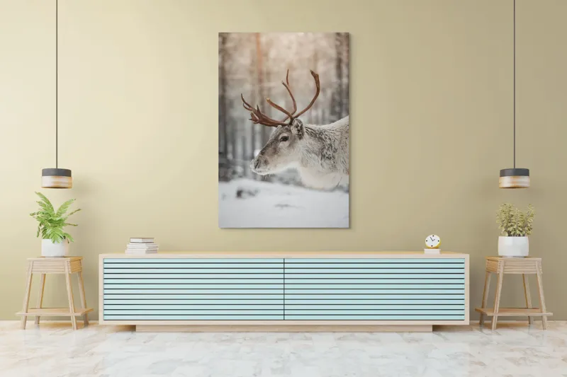 Tablou Canvas, "Ren alb în pădurea de iarnă", Frig, Ren, Alb, Zăpadă, Pădure, Iarnă, Crengi, Natură, Lumină, Serinitate, 100 x 150 cm – poza 4
