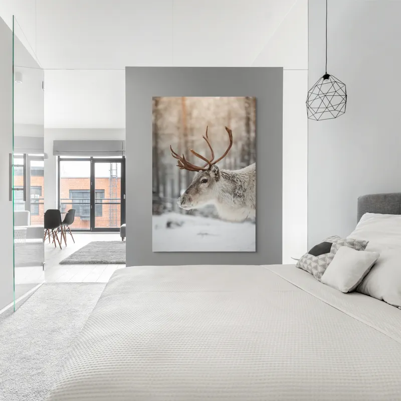 Tablou Canvas, "Ren alb în pădurea de iarnă", Frig, Ren, Alb, Zăpadă, Pădure, Iarnă, Crengi, Natură, Lumină, Serinitate, 100 x 150 cm – poza 5