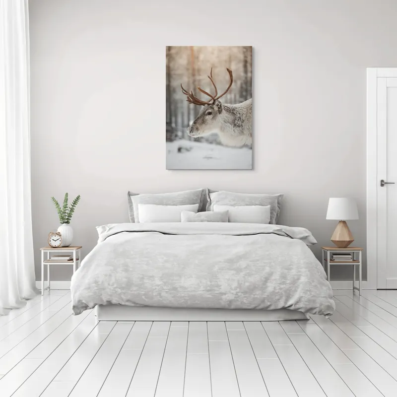 Tablou Canvas, "Ren alb în pădurea de iarnă", Frig, Ren, Alb, Zăpadă, Pădure, Iarnă, Crengi, Natură, Lumină, Serinitate, 70 x 100 cm – poza 3