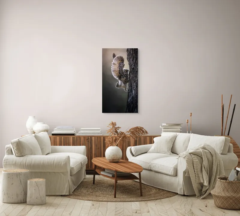Tablou Canvas, "Puiul de bufniță își ia avânt", Bufniță, Aripă, Penaj, Copac, Zbor, Natură, Ochi, Pene, Trunchi., 50 x 90 cm – poza 7