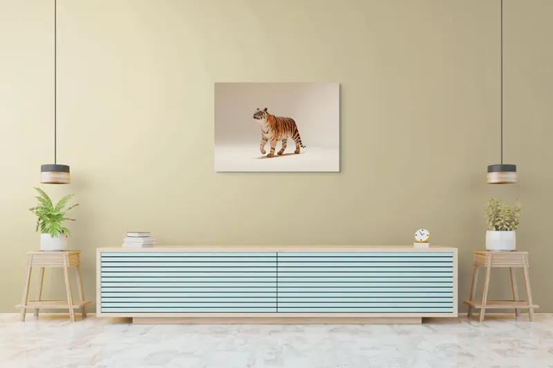 Tablou Canvas, "Tigrul în pas domol spre orizont", Tigru, Eleganță, Blană, Dungată, Animal, Prădător, Grațios, Puternic, Sălbatic, Majestuos, 100 x 70 cm – poza 4