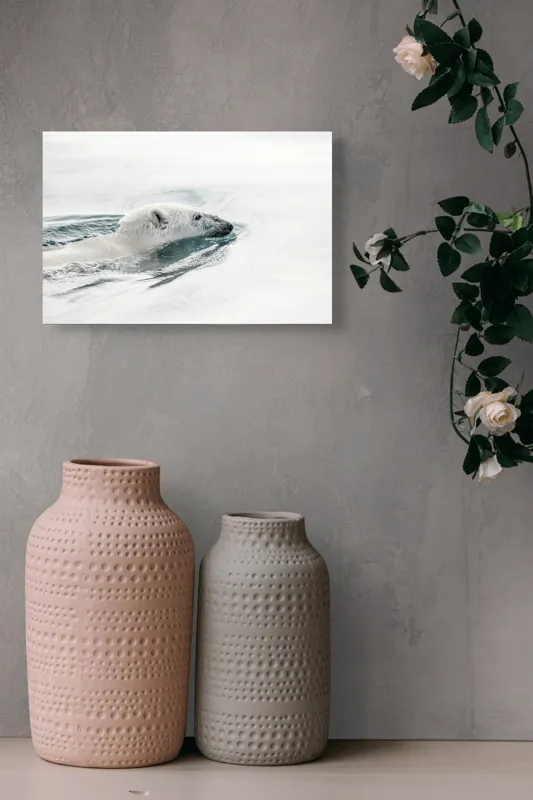 Tablou Canvas, "Urs polar înotând în oceanul arctic", Urs, Alb, Apă, Rece, Calm, Natură, Arctice, Fragilitate, Singurătate, Liniște, 39 x 26 cm – poza 4