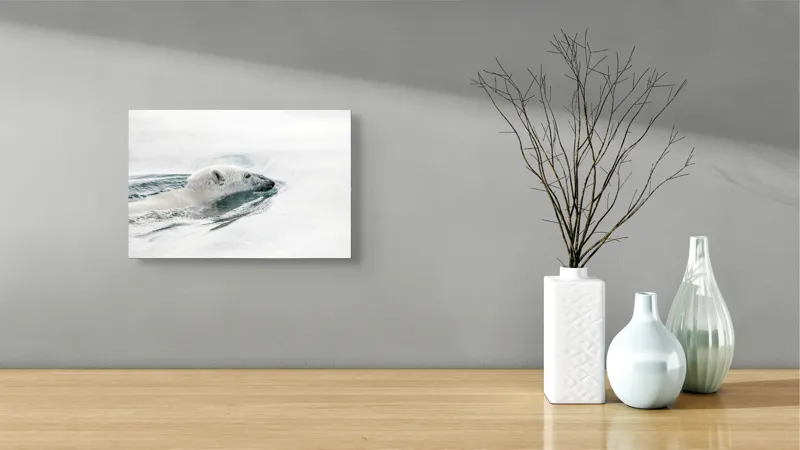 Tablou Canvas, "Urs polar înotând în oceanul arctic", Urs, Alb, Apă, Rece, Calm, Natură, Arctice, Fragilitate, Singurătate, Liniște, 39 x 26 cm – poza 8