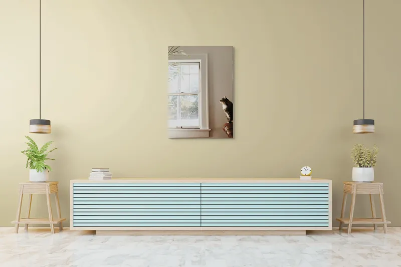 Tablou Canvas, "Pisica visătoare lângă fereastră luminoasă", Pisică, Fereastră, Frunze, Canapea, Lumină, Relaxare, Interioară, Observare, 70 x 100 cm – poza 5