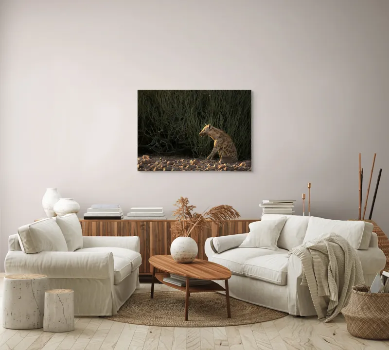 Tablou Canvas, "Hiena în lumina apusului african", Hyena, Pământ, Vegetație, Apus, Solitudine, Observație, Natură, 100 x 70 cm – poza 3