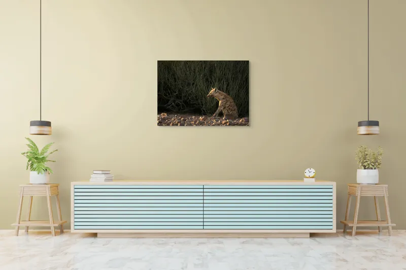 Tablou Canvas, "Hiena în lumina apusului african", Hyena, Pământ, Vegetație, Apus, Solitudine, Observație, Natură, 100 x 70 cm – poza 4