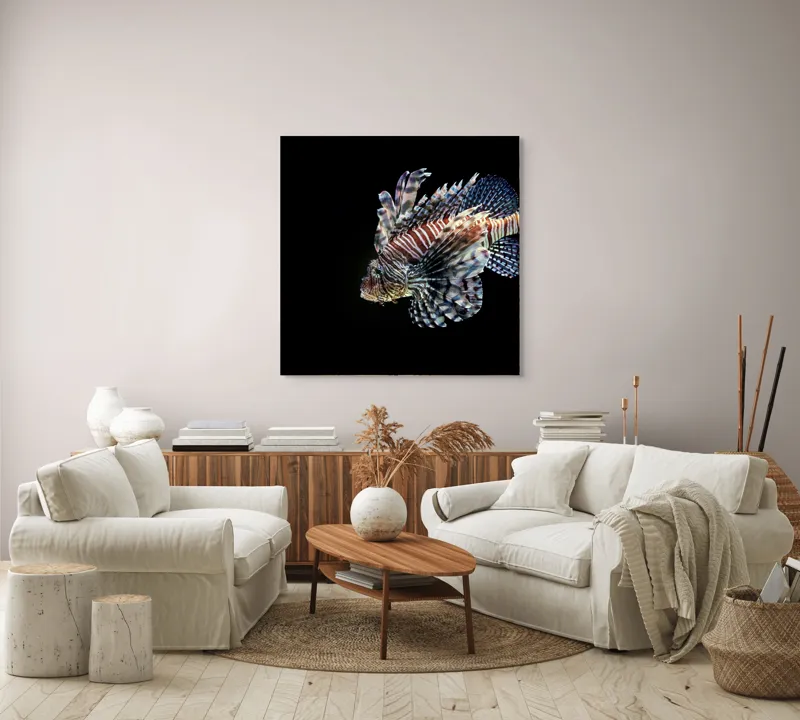 Tablou Canvas, "Peștișorul leu în adâncuri misterioase", Pește, Aripi, Dungi, Colorat, Elegant, Acvatic, Exotic, Spectaculos, Solitar, Plutire, 100 x 100 cm – poza 3