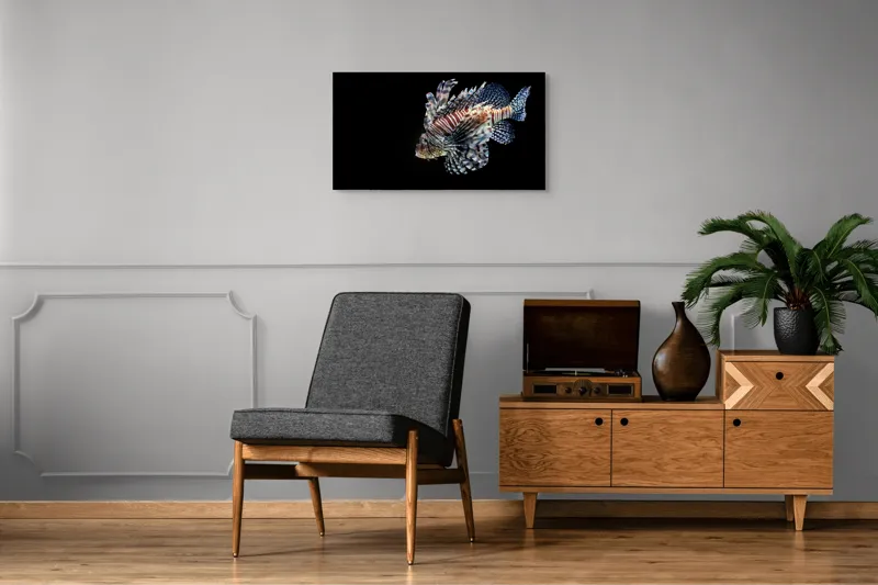 Tablou Canvas, "Peștișorul leu în adâncuri misterioase", Pește, Aripi, Dungi, Colorat, Elegant, Acvatic, Exotic, Spectaculos, Solitar, Plutire, 90 x 50 cm – poza 6