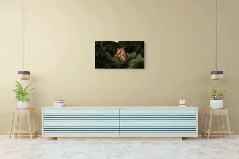 Tablou Canvas, "Veverița și comoara de alune", Veveriță, Crenguțe, Conuri, Blană, Verde, Frunze, Prânz, Cofragi., 90 x 50 cm – poza 5