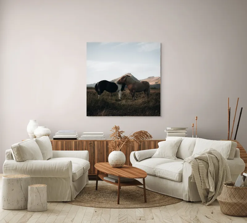 Tablou Canvas, "Îmbrățișarea cailor sub munte senin", Dragoste, Blândețe, Natură, Libertate, Frumusețe, Serenitate, Prietenie, Peisaj, Munți, Calde., 100 x 100 cm – poza 3