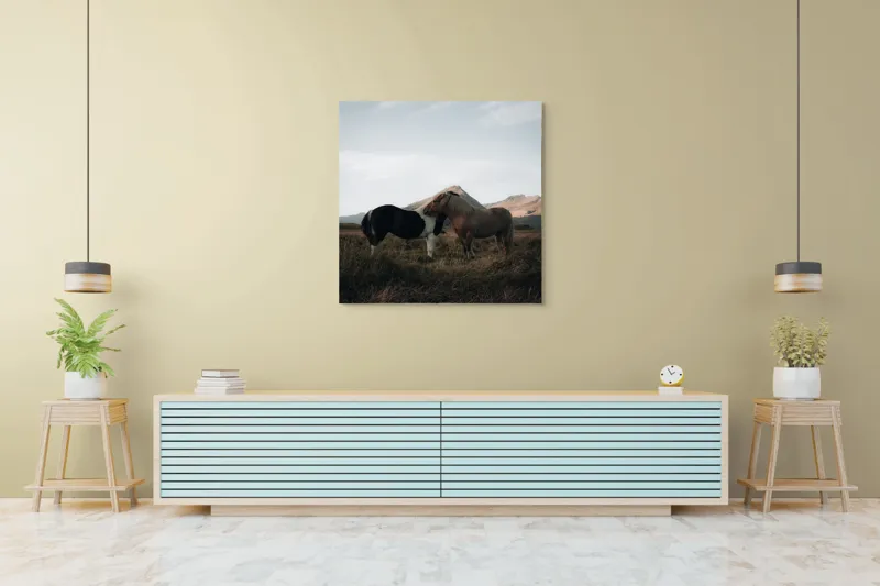 Tablou Canvas, "Îmbrățișarea cailor sub munte senin", Dragoste, Blândețe, Natură, Libertate, Frumusețe, Serenitate, Prietenie, Peisaj, Munți, Calde., 100 x 100 cm – poza 5