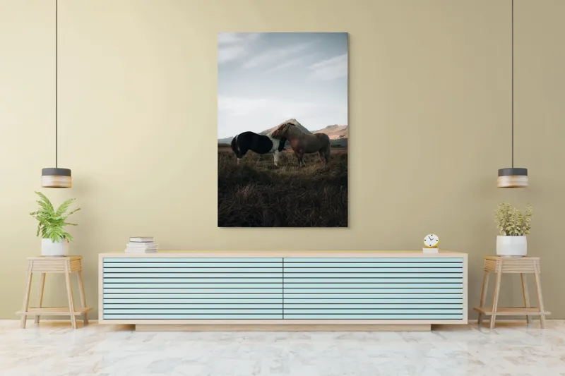 Tablou Canvas, "Îmbrățișarea cailor sub munte senin", Dragoste, Blândețe, Natură, Libertate, Frumusețe, Serenitate, Prietenie, Peisaj, Munți, Calde., 100 x 150 cm – poza 4